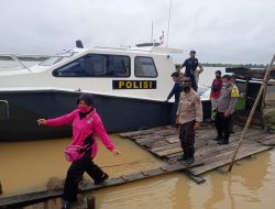 Kapolsek Kumpeh Ilir Akp Dedi Subandi Monitoring Langsung BLT Desa Rantau Panjang Dan Vaksin Lewat Jalur Sungai