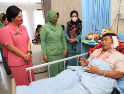 Ketua Bhayangkari Sumut bersama Ketua Persit Chandra Kirana Jenguk Babinsa Jadi Korban Pembacokan