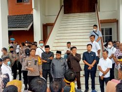 Warga desa Simpang Limbur melaksanakan aksi demo di kantor DPRD Merangin dapat di tenang kan langsung oleh Kapolres Merangin