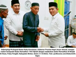 Safari Ramadhan di Pulau Pangkil, Ansar Ahmad Salurkan Dana Zakat dan Bantuan Masker