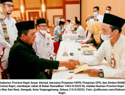 Suarakan ‘Cinta Zakat’, Ansar Ahmad Serahkan Zakat ke BAZNAS Kepri