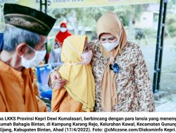 Dewi Kumalasari Serahkan Bantuan bagi Lansia di Rumah Bahagia Bintan