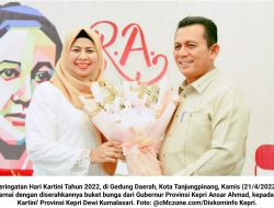 Hari Kartini Ke-144: Ansar Ahmad Berikan Penghargaan Kepada 7 Orang ‘Kartini’ Kepri