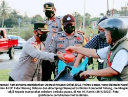 Hari Pertama Ops Ketupat Seligi 2022, AKBP Tidar Bagikan Takjil pada Masyarakat