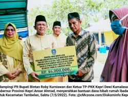 Ansar Ahmad Serahkan Bantuan Dana Hibah untuk Rumah Ibadah di Tambelan
