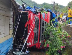 Mobil Pengangkut BBM Nyungsep Kerumah Warga