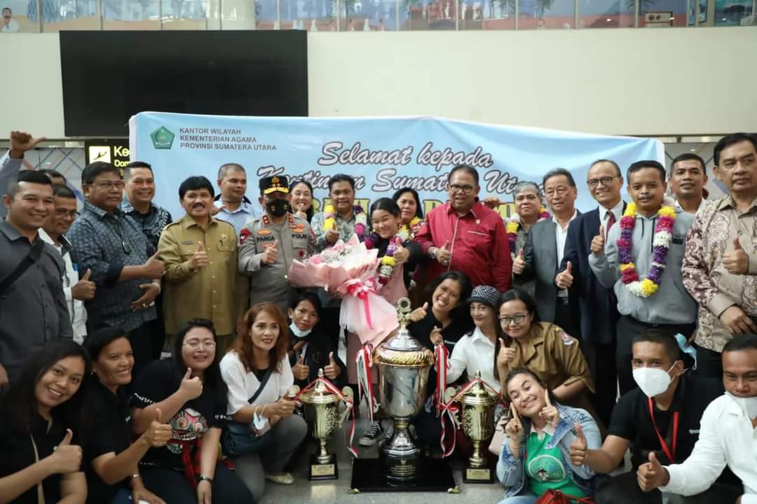 Kapolda Sumut Sambut Kedatangan Kontingen Pesparawi Sumut Di Bandara