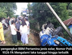 Mobil Tangki Pengangkut BBM Terguling