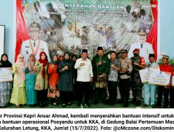 Jemaja Tempat Ketiga di KKA: Ansar Ahmad Berikan Bantuan Insentif RT/RW dan Posyandu