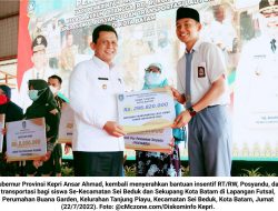 Ansar Ahmad Serahkan Insentif RT/RW dan Posyandu serta Bantuan Transportasi Siswa Tahap II di Kota Batam