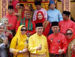 Dilepas Gubernur, Ribuan Warga Saksikan Pawai Taaruf MTQ Riau di Rohil