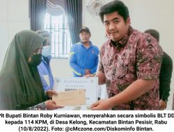 Roby Kurniawan Serahkan BLT DD Bagi 114 KPM di Desa Kelong