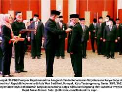 35 PNS Pemprov Kepri Terima Satyalancana Karya Satya dan Penghargaan untuk 10 PNS Purna Bakti