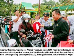 Di Simpang Pamedan Ansar Ahmad Bagikan 1500 Bendera Merah Putih
