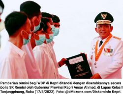 Ansar Ahmad Serahkan Remisi dan e-KTP untuk Warga Binaan Pemasyarakatan Se-Kepri