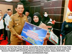 Ansar Ahmad Serahkan Bansos dan Bantuan Pertanian Kepada Masyarakat Karimun