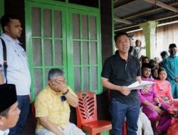 Kunjungi kebakaran rumah warga , bupati Rohil berikan bantuan .