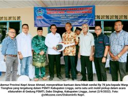 Ansar Ahmad Serahkan Mobil Pickup dan Dana Hibah untuk PSMTI Lingga