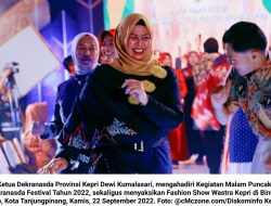 Dekranasda Promosi Wastra Kepri melalui Pagelaran Busana…