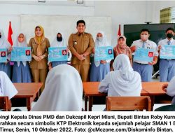 Di SMAN 1 Bintan Timur, Roby Kurniawan Serahkan E-KTP kepada Pelajar…