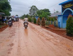 Akibat Tanah Timbunan Berserakan, Badan Jalan Penghubung Lambur II – Simbur Naik Menjadi Licin