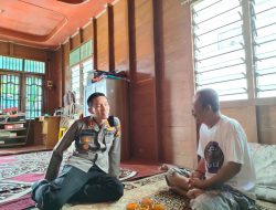 Jenguk Wartawan Yang Sedang Sakit , Kapolres Rohil berikan semangat untuk terus berkarya.