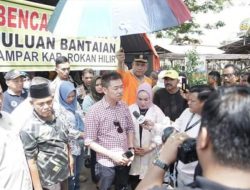 Kunjungi daerah terdampak banjir di bantaian bupati Rohil Afrizal sintong berikan bantuan sembako dan makan bersama masyarakat