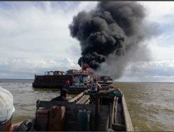 Kebakaran Tongkang Yang Bermuatan Alat Berat di Perairan Kampung Laut, Basarnas : Tidak Ada Korban Jiwa