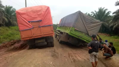Jalan Penghubung Di Kabupaten Inhu Semakin Rusak Parah