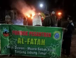 Terangi Ruas Jalan, Puluhan Santri Ponpes Al-Fatah Gelar Pawai Obor dan Takbir Keliling