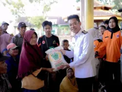 Bagikan Sembako Warga Terdampak Banjir, Bupati Rohil Ajak Masyarakat Sukseskan Pemilu