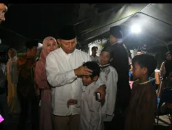 Komandan Danrem 031 Wira Bima Brigjen TNI Dany Racka Andalasawan mengusap kepala salah satu anak yatim