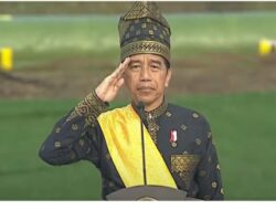 Gunakan Baju Kesultan Melayu Riau, Presiden Jokowi Pimpin Peringatan Hari Lahir Pancasila 2024 di Dumai