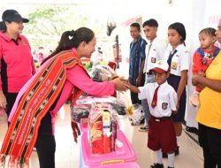 Ketum Bhayangkari Pusat Kembali Salurkan Ribuan Paket Bansos di Maluku Barat Daya