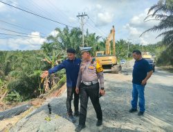 Pastikan Aman Dilalui Masyarakat,Gerak Cepat Satlantas Polres Siak Perbaiki Jalan Amblas Di Kecamatan Minas
