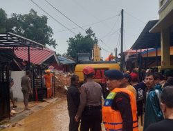 Respon Cepat Polda Kepri Evakuasi Bencana Alam Tanah Longsor Yang Menimpa Rumah Warga Di Tiban Koperasi
