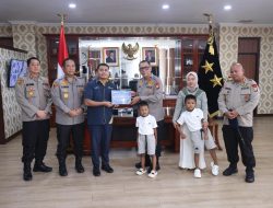 Kapolda Kepri Serahkan Santunan Kepada Keluarga Almarhum Bharaka Defri Ardilla anggota Sat Brimob Polda Kepri