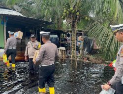 Sat Lantas Polres Siak Sigap Berikan Bantuan kepada Korban Banjir di Kecamatan Mempura