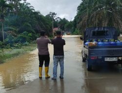 Polsek Kuantan Mudik Update Kondisi Banjir dan Monitoring Debit Air Sungai di Wilayah Hukumnya 