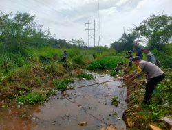 Antisipasi Banjir, Bhabinkamtibmas Kp. Pinang Sebatang. Bersama Warga Bersihkan Sampah Di Parit.