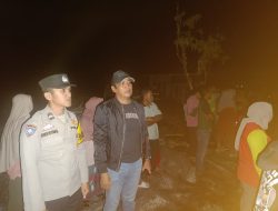 Kapolsek Siak Pimpin Evakuasi dan Bantu Padamkan Kebakaran Hebat yang Melanda 4 Rumah Warga Mempura