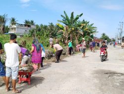 Wujud Kebersamaan, Bhabinkamtibmas Polsek Kandis Gotong Royong Bersama Warga