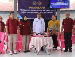 Peduli Terhadap Pendidikan, Bhabinkamtibmas Polsek Tualang Beri Bantuan Tas Sekolah Kepada Anak Kurang Mampu