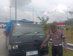 Gerak Cepat Personel SAT PJR Di Tol Permai Amankan Pengendara Lawan Arus Di Tol Permai