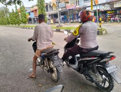 Aksi Bhabinkamtibmas Bantu Motor Mogok di Jalan Ini Tuai Pujian, Sampai Isikan Bensin.*