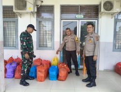 Personil Polri Bantu Pendistribusian Makan Bergizi Gratis.