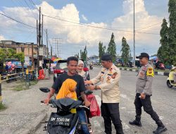 Kapolsek Tualang Pimpin Bagi Bagi Takjil Gratis di Bulan Ramadhan.