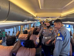 Ditlantas Polda Riau dan Tim Takjil Bagikan 200 Paket Berbuka untuk Pemudik dan Driver Bus