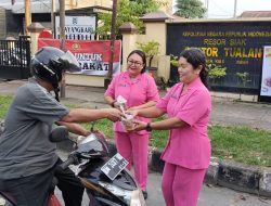 Kapolsek Tualang Bersama Ketua Bhayangkari Berbagi Takjil Buka Puasa Kepada Masyarakat.