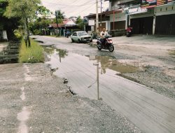 Miris!! Jalan Masuk ke Rumah Mantan Gubernur Riau Annas Maamun Alami Rusak dan Berlubang. 
